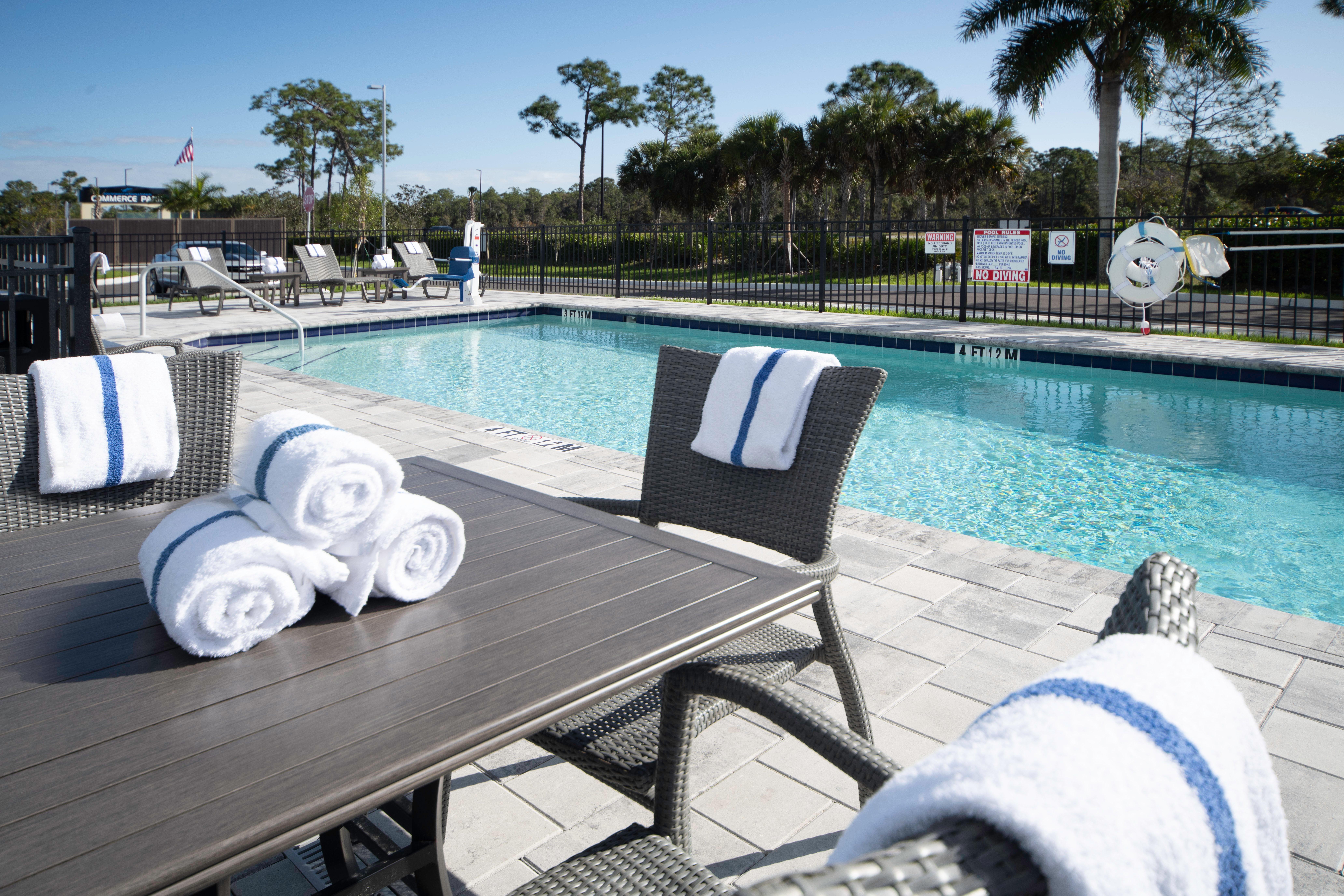 Holiday Inn Express & Suites - Fort Myers Airport By Ihg Екстер'єр фото