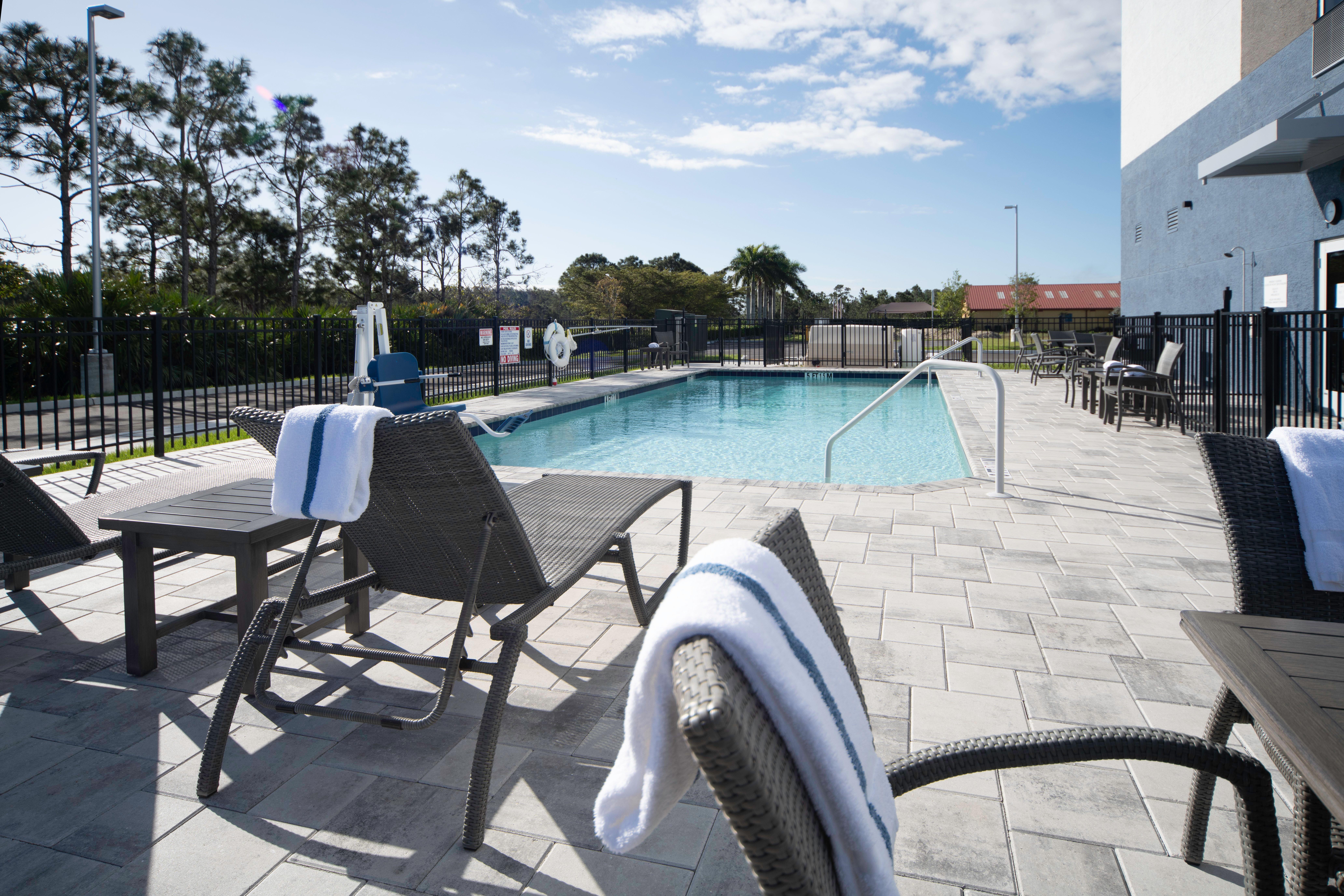 Holiday Inn Express & Suites - Fort Myers Airport By Ihg Екстер'єр фото