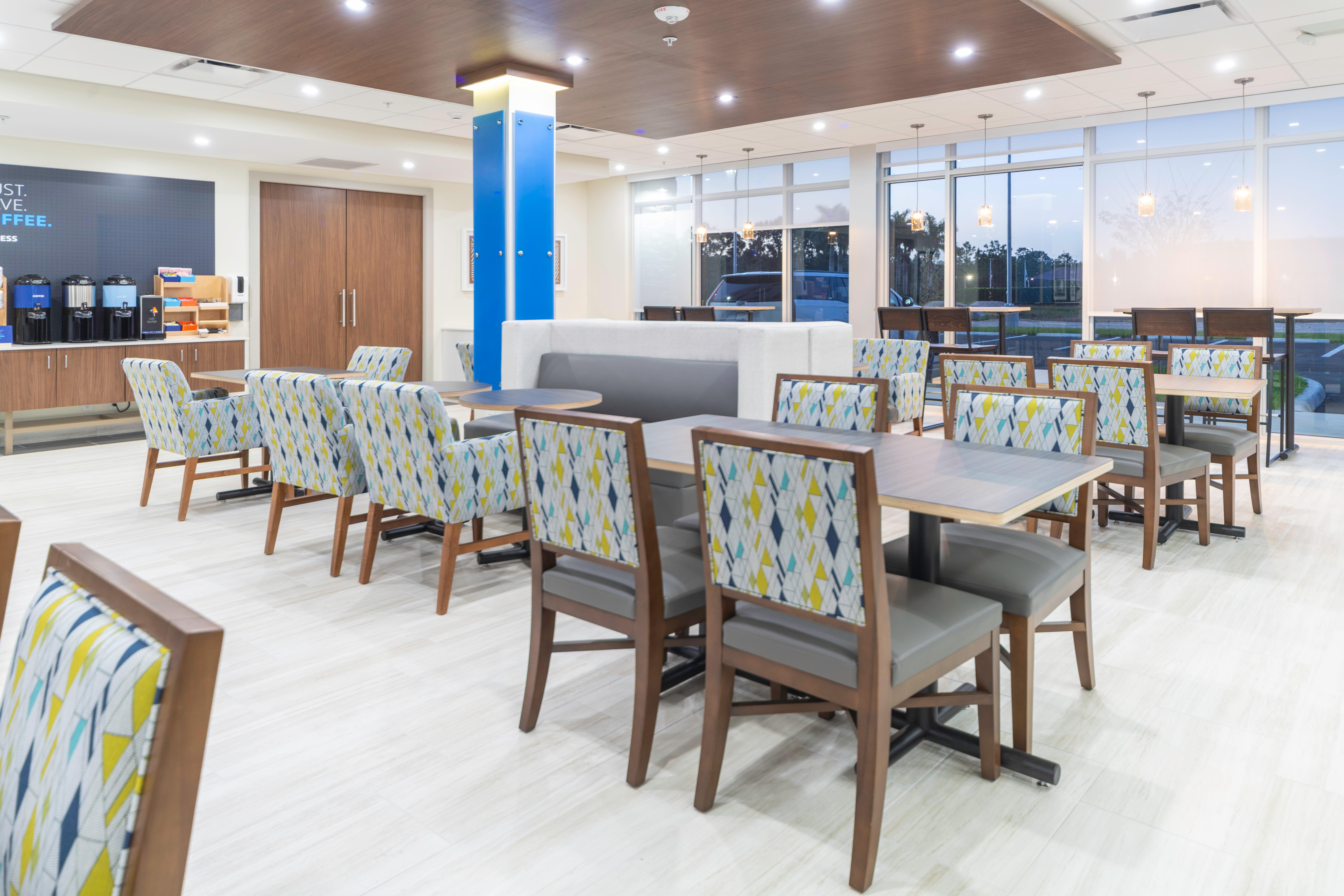 Holiday Inn Express & Suites - Fort Myers Airport By Ihg Екстер'єр фото