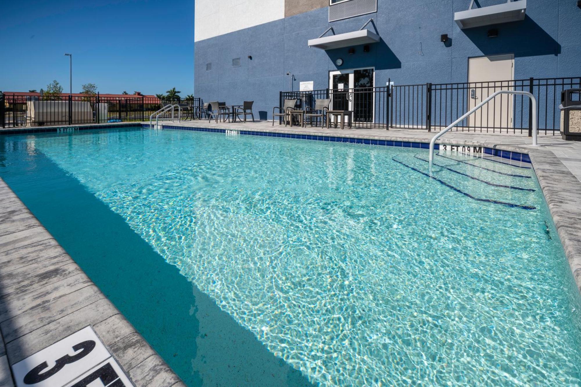 Holiday Inn Express & Suites - Fort Myers Airport By Ihg Екстер'єр фото